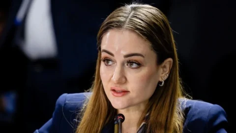 Antalya Büyükşehir Belediye Başkan Vekili Büşra Özdemir toplantı sırasında