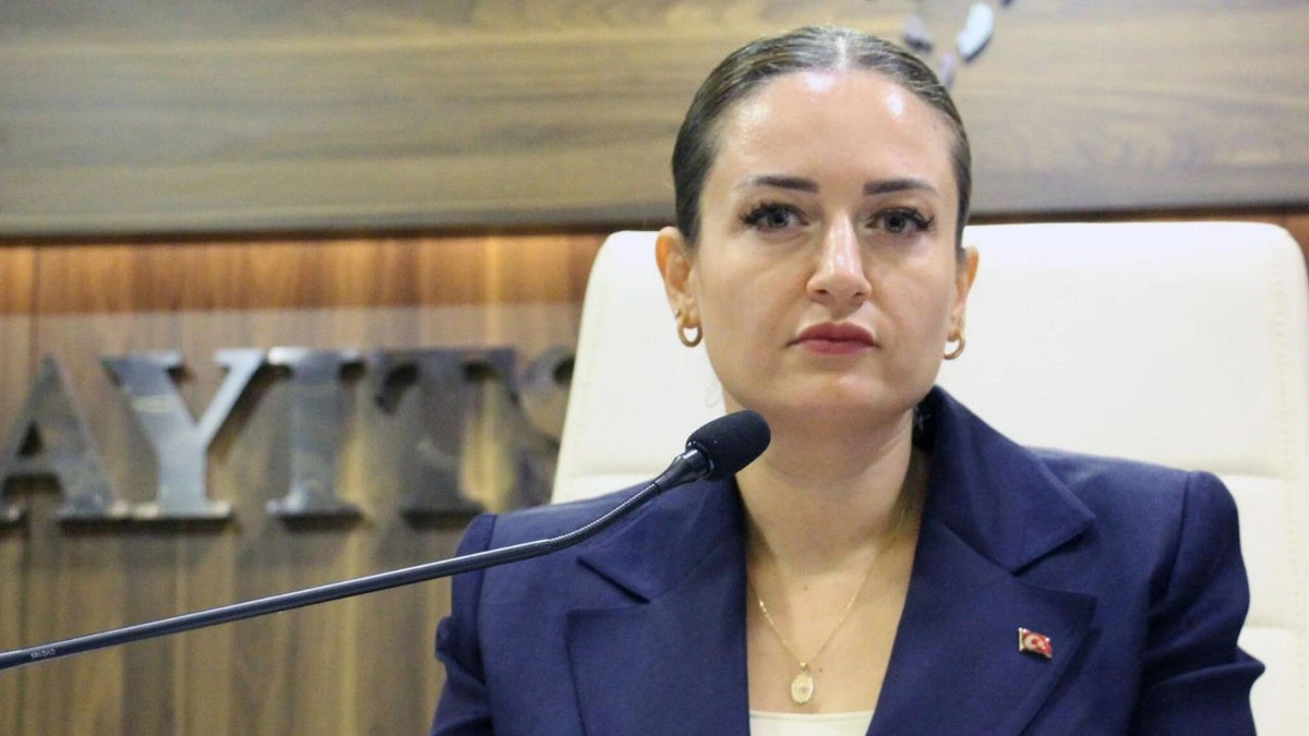 Büşra Özdemir belediye toplantısında kürsüde