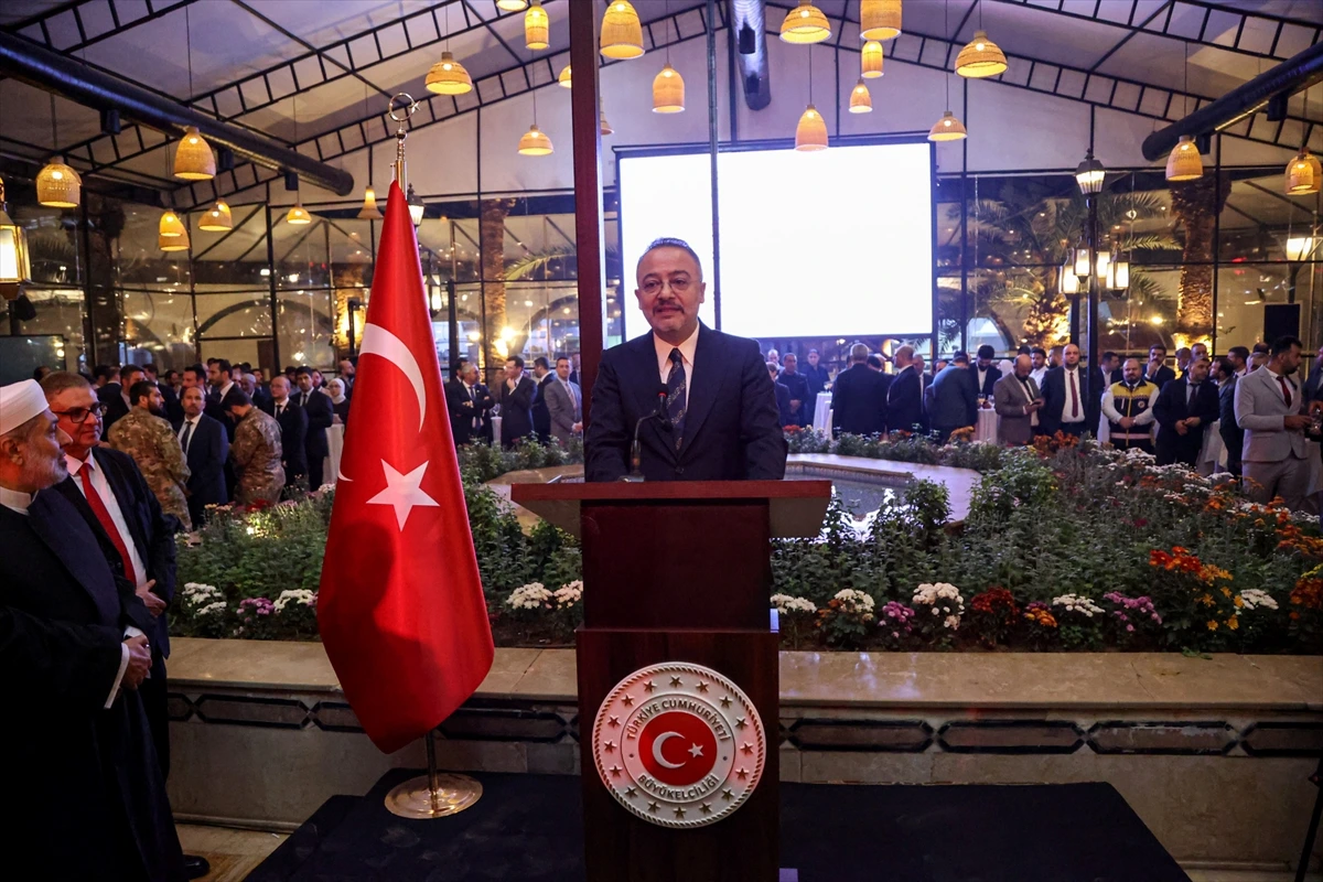 Türk bayrağı önünde konuşma yapan Türkiye’nin Şam Büyükelçisi Nuh Yılmaz