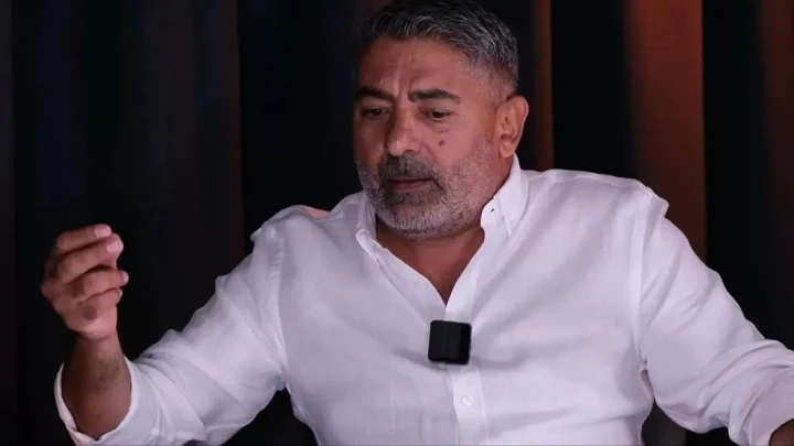Cafer Mahiroğlu beyaz gömlekle otururken konuşuyor
