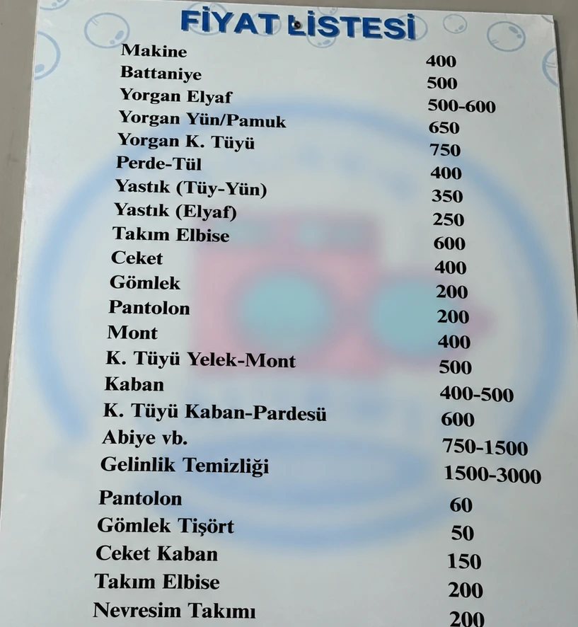 Çamaşır yıkama ve kuru temizleme ücretlerinin yazılı olduğu fiyat listesi