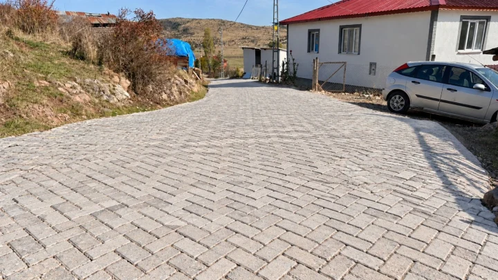 Çamlıdere Ozmuş Mahallesi’nde kilit taşı döşenen mahalle yolu
