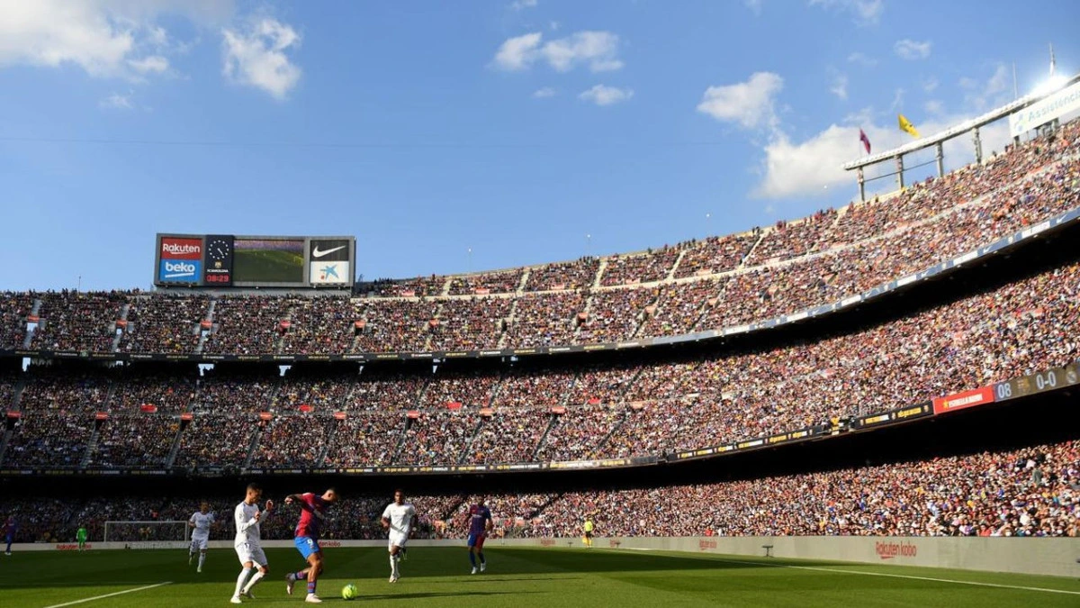 Tribünleri dolu Camp Nou’dan genel görünüm