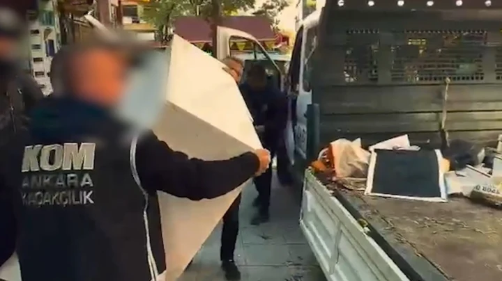 Ankara’da kaçakçılık operasyonu sırasında bir aracın yanında eşya taşıyan görevli