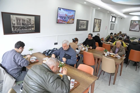 Çankaya Kent Lokantasında masalarda yemek yiyen vatandaşlar