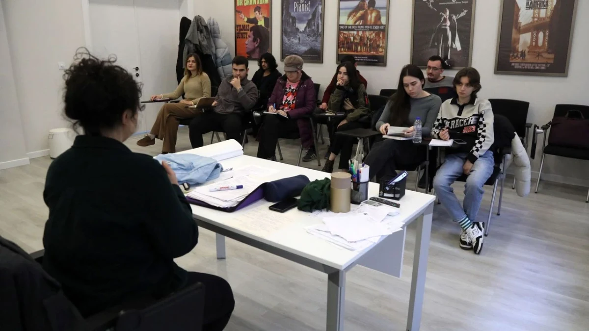 Zülfü Livaneli Kültür Merkezi’nde bir araya gelen gençler ve eğitmen