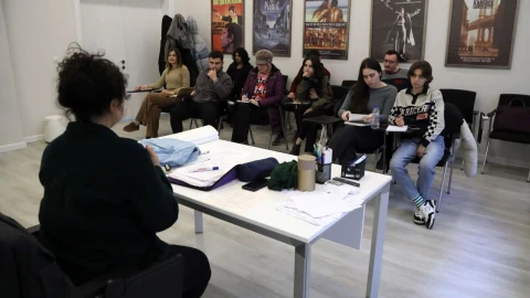 Zülfü Livaneli Kültür Merkezi’nde bir araya gelen gençler ve eğitmen