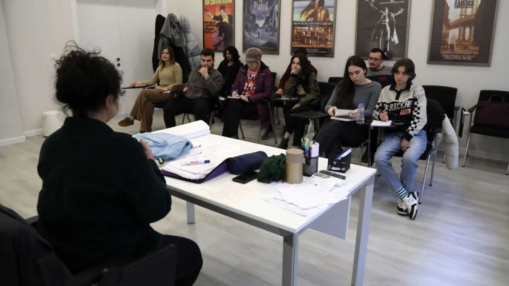 Zülfü Livaneli Kültür Merkezi’nde bir araya gelen gençler ve eğitmen