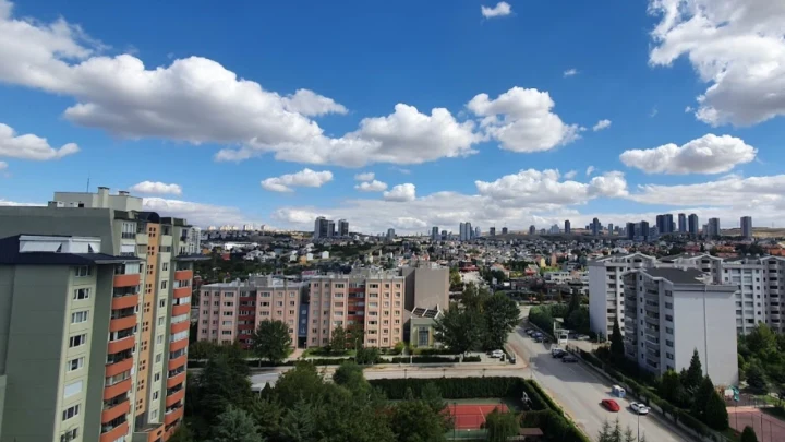 Ankara’da apartmanların ve yerleşim alanlarının göründüğü Çayyolu manzarası