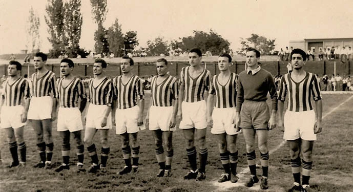Futbol sahasında yan yana sıralanmış oyuncular