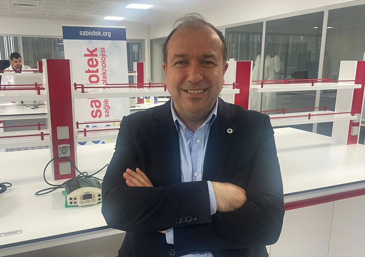 SABİOTEK laboratuvarında Prof. Dr. Cem Bülent Üstündağ