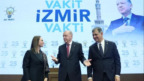 Cemil Tugay, AK Parti rozetini takmasının ardından parti yöneticileriyle birlikte