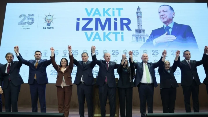 AK Parti’nin İzmir temalı etkinliğinde sahnede el ele duran katılımcılar