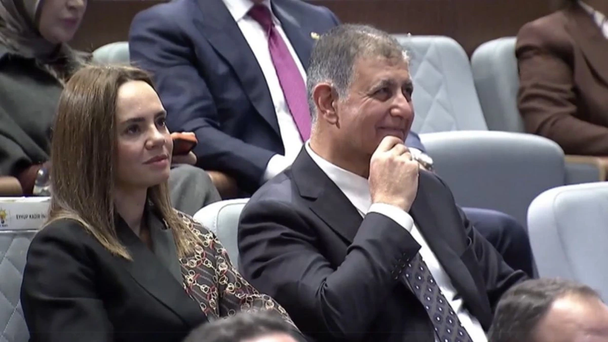 Cemil Tugay’ın AK Parti töreninde salonda otururken görüntüsü