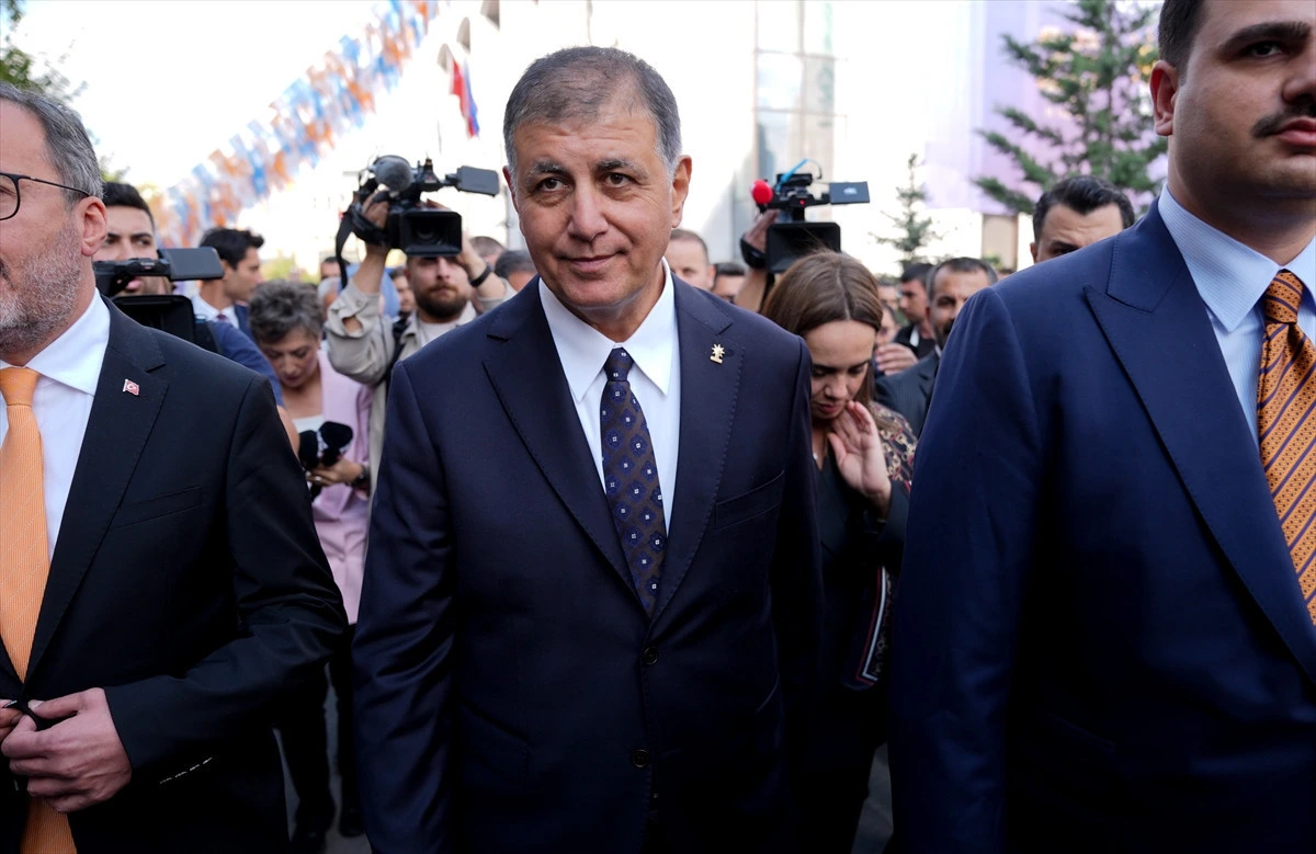 Cemil Tugay ve Öznur Tugay kalabalık eşliğinde yürürken