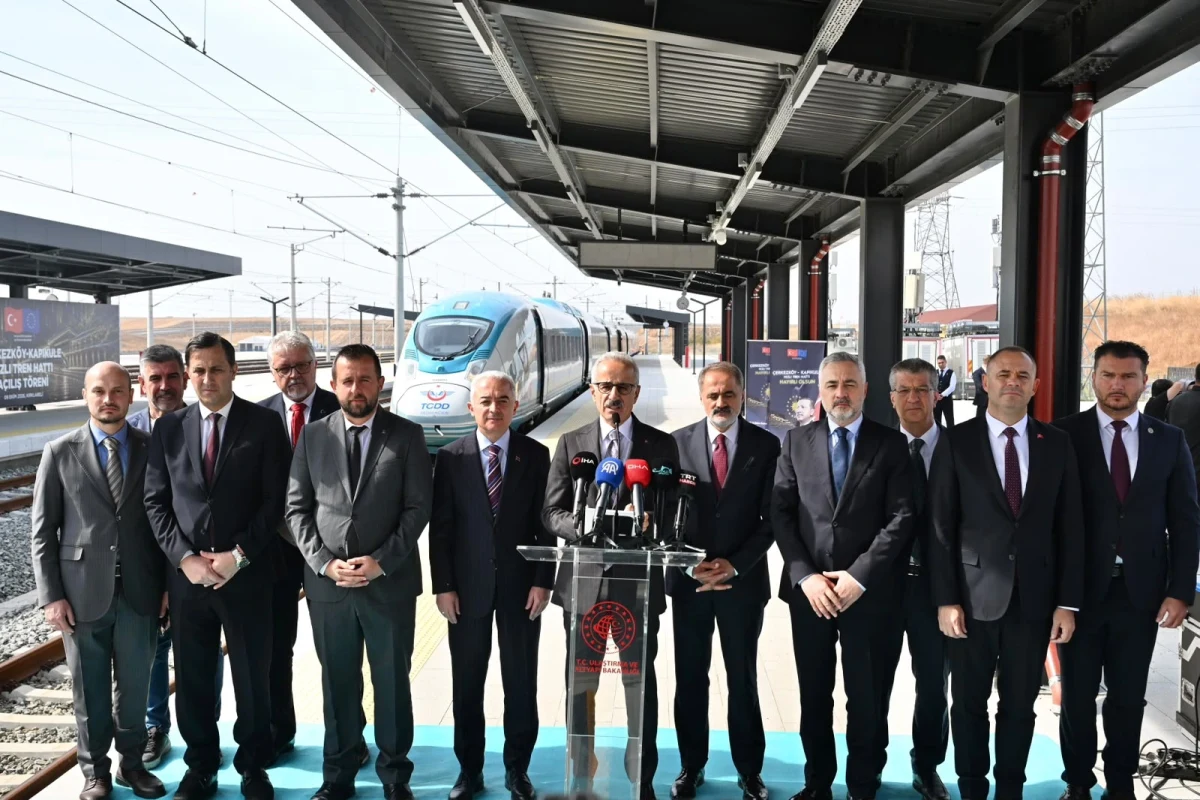 Abdulkadir Uraloğlu ve beraberindeki heyet, hızlı tren istasyonunda açıklama yaparken