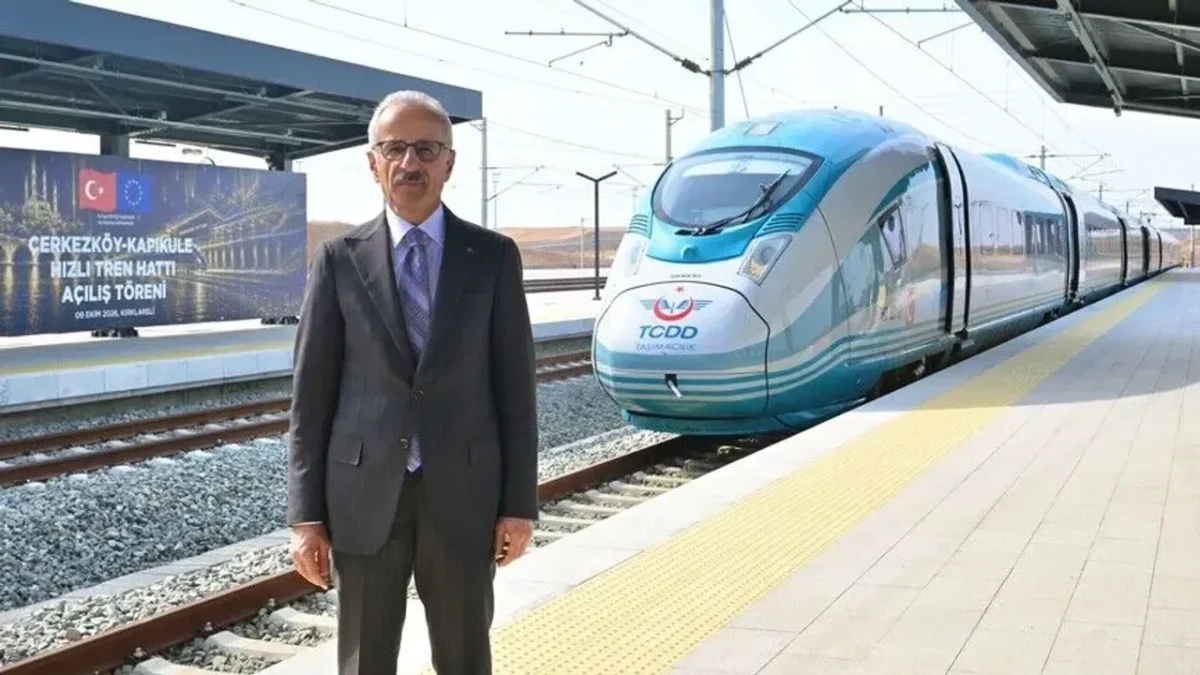 Abdulkadir Uraloğlu, Çerkezköy-Kapıkule hızlı tren hattındaki trenin önünde