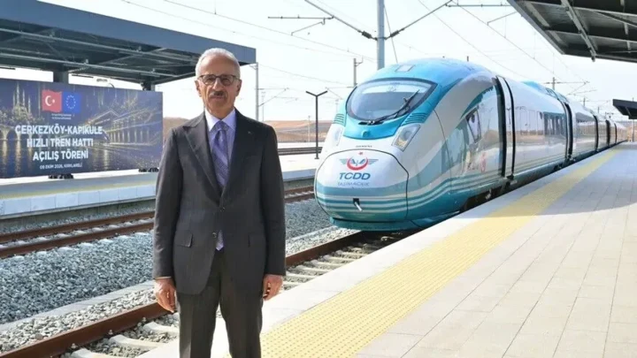 Abdulkadir Uraloğlu, Çerkezköy-Kapıkule hızlı tren hattındaki trenin önünde