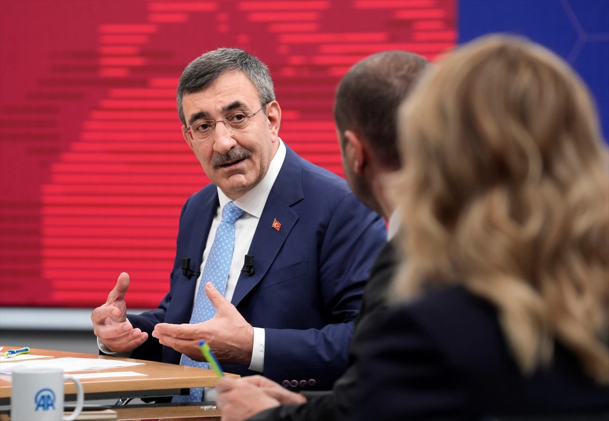 Cevdet Yılmaz Editör Masası programında açıklama yapıyor