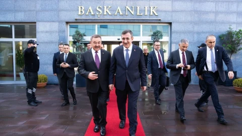 Cevdet Yılmaz ve Yakup Odabaşı belediye binası önünde