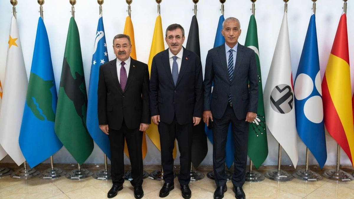 Cevdet Yılmaz, Yakup Odabaşı ve bir heyet üyesi bayraklar önünde