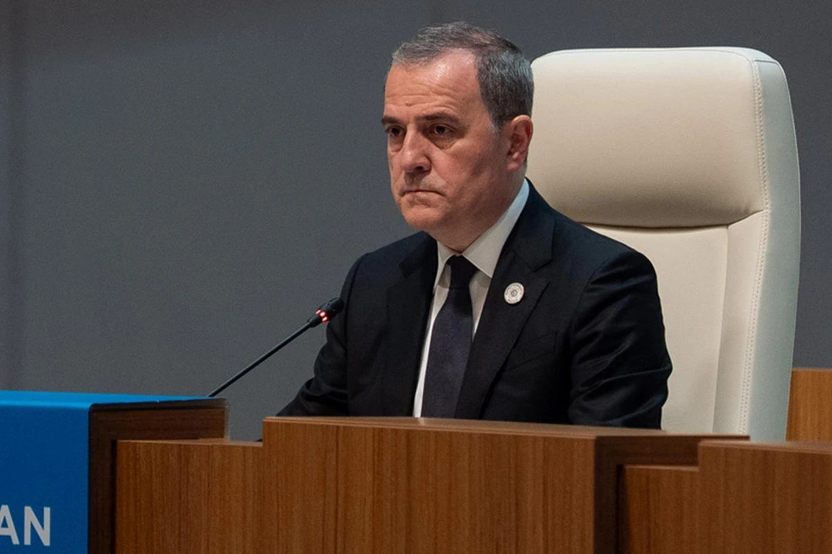 Azerbaycan Dışişleri Bakanı Ceyhun Bayramov zirvede kürsüde oturuyor