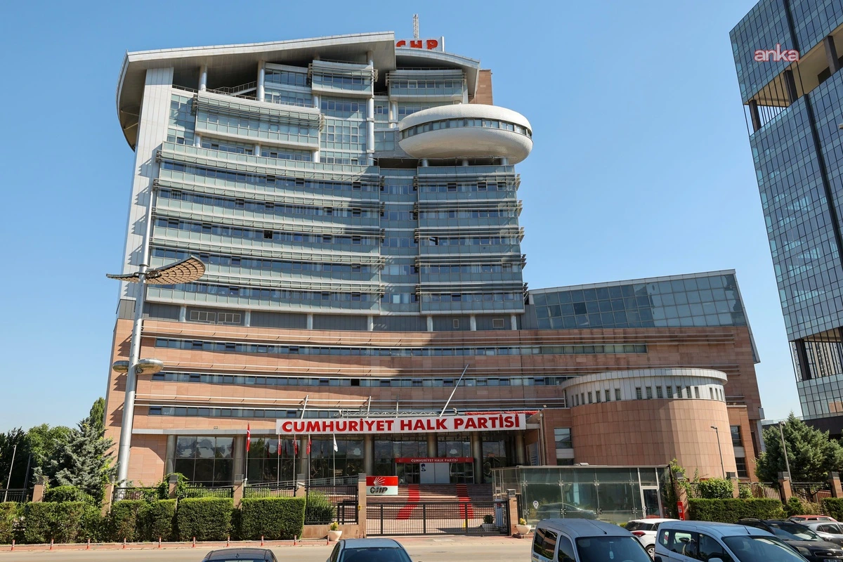 Cumhuriyet Halk Partisi yazısının yer aldığı genel merkez binası