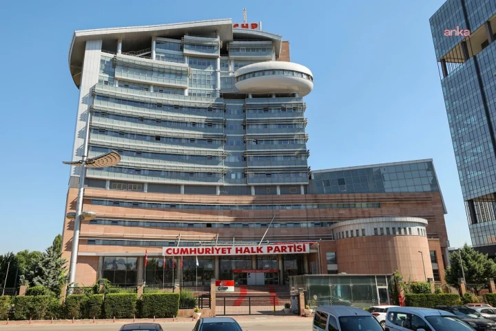 Cumhuriyet Halk Partisi yazısının yer aldığı genel merkez binası