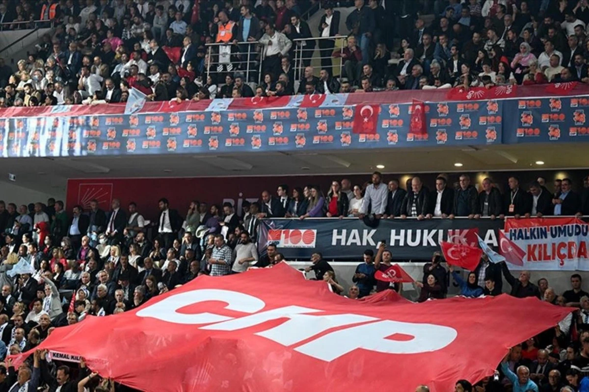 CHP bayrağı taşıyan kalabalık ve kongre salonundaki katılımcılar