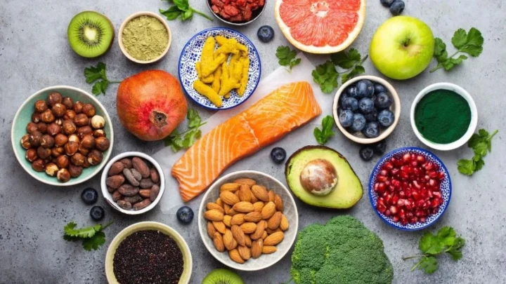 Somon, avokado, nar, yaban mersini, kuruyemiş ve yeşil sebzelerden oluşan besinler