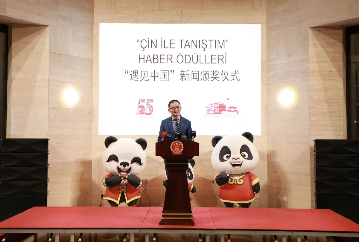 Çin ile Tanıştım Haber Ödülleri töreninde kürsüde konuşan Büyükelçi Jiang Xuebin