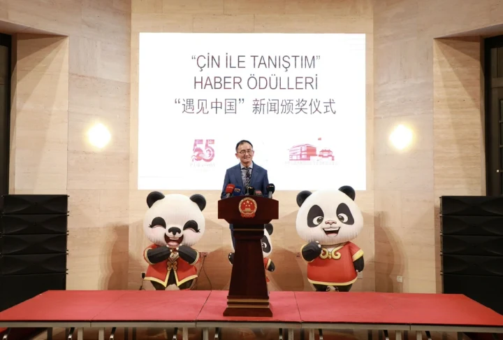 Çin ile Tanıştım Haber Ödülleri töreninde kürsüde konuşan Büyükelçi Jiang Xuebin