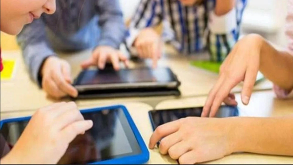 Çocuklar tablet kullanırken