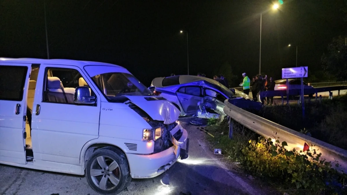 Çorum-İskilip kara yolunda çarpışan araçlar ve kaza yerindeki ekipler