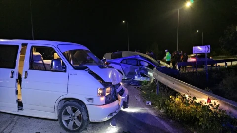 Çorum-İskilip kara yolunda çarpışan araçlar ve kaza yerindeki ekipler