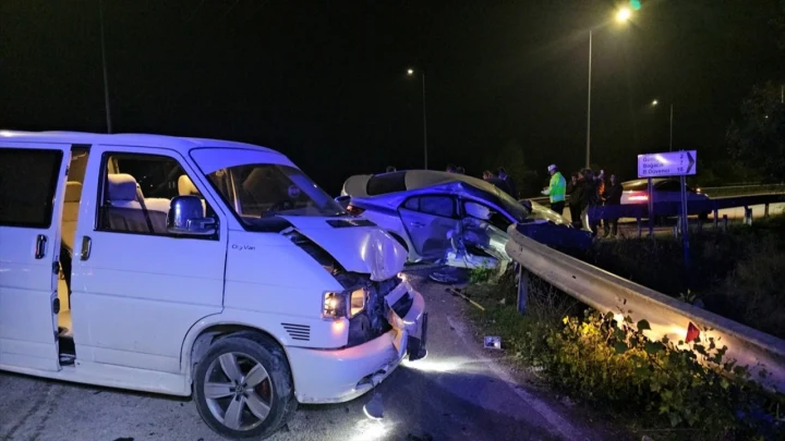 Çorum-İskilip kara yolunda çarpışan araçlar ve kaza yerindeki ekipler