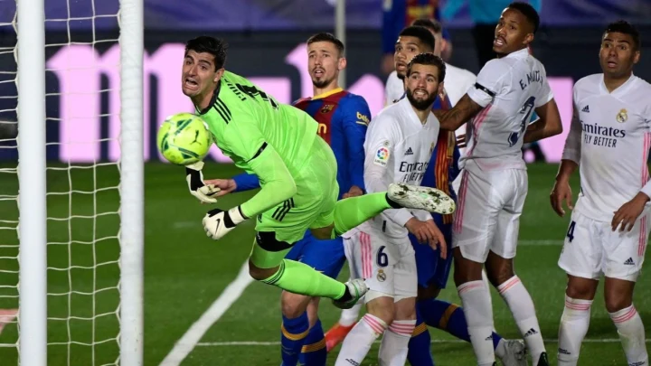 Real Madrid kalecisi Thibaut Courtois, Barcelona maçında kale önünde topu kontrol ediyor