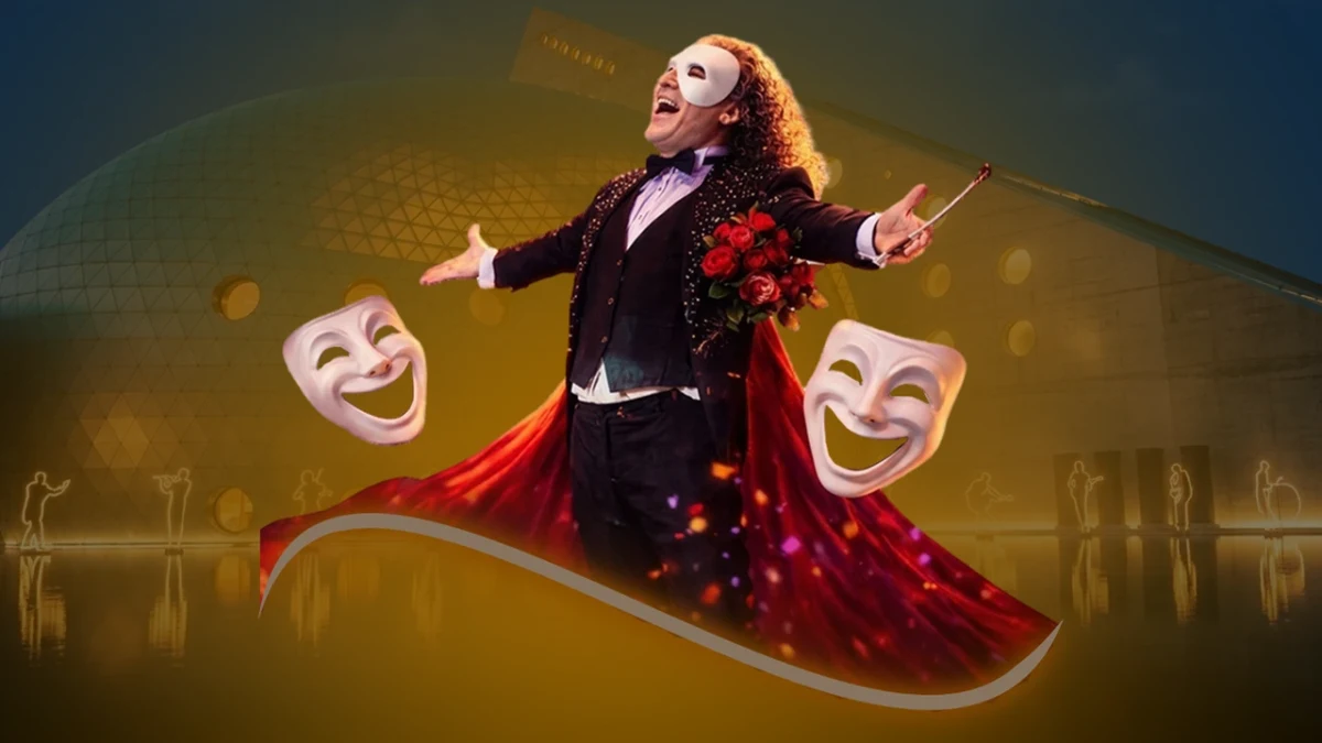 Sahne kostümü ve maskeyle bir opera sanatçısı, elinde çiçeklerle sahnede performans sergiliyor