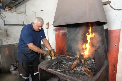 Yetiş Demirci, Çubuk’taki demir ocağında sıcak demiri işliyor