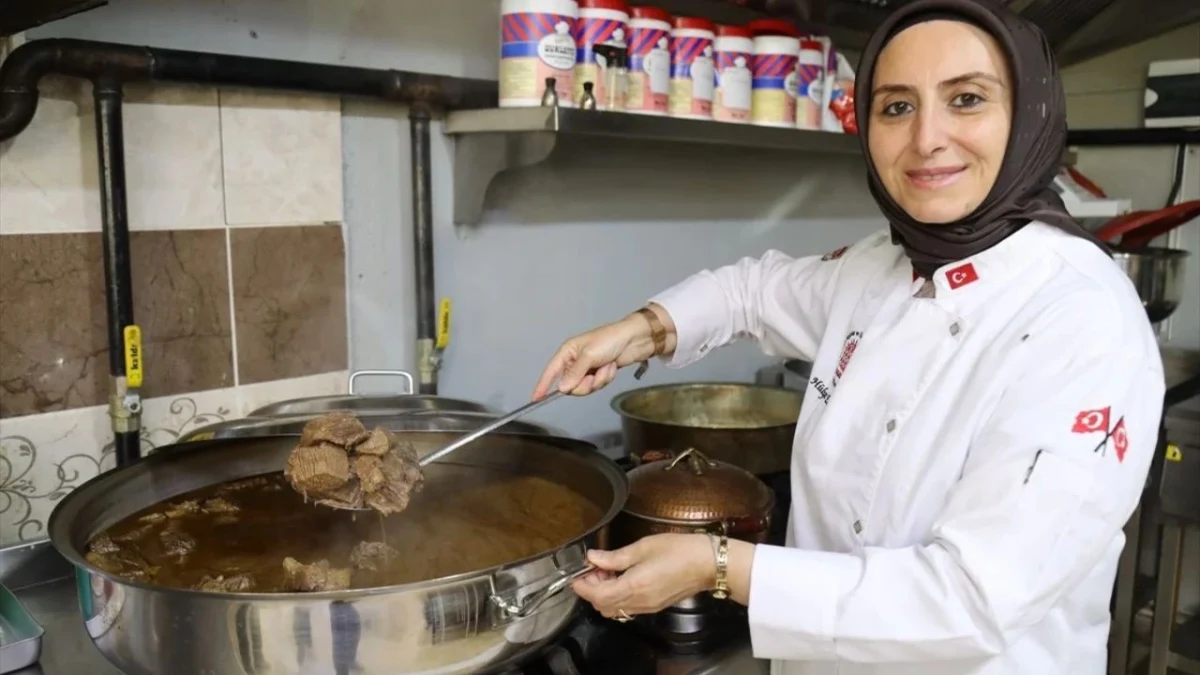 Hülya Elma, imalathanesindeki büyük kazanda homaça pişiriyor