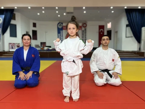 Çubuk’ta judo kıyafetli Miray Acar, anne ve babasıyla tatami üzerinde