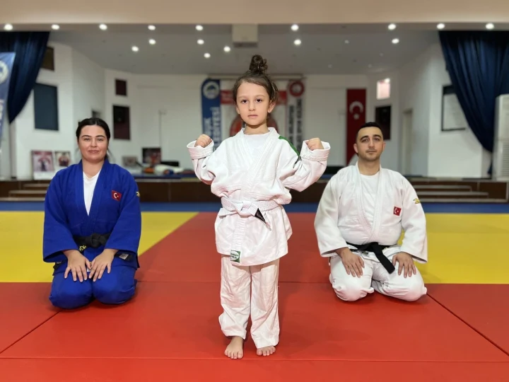 Çubuk’ta judo kıyafetli Miray Acar, anne ve babasıyla tatami üzerinde