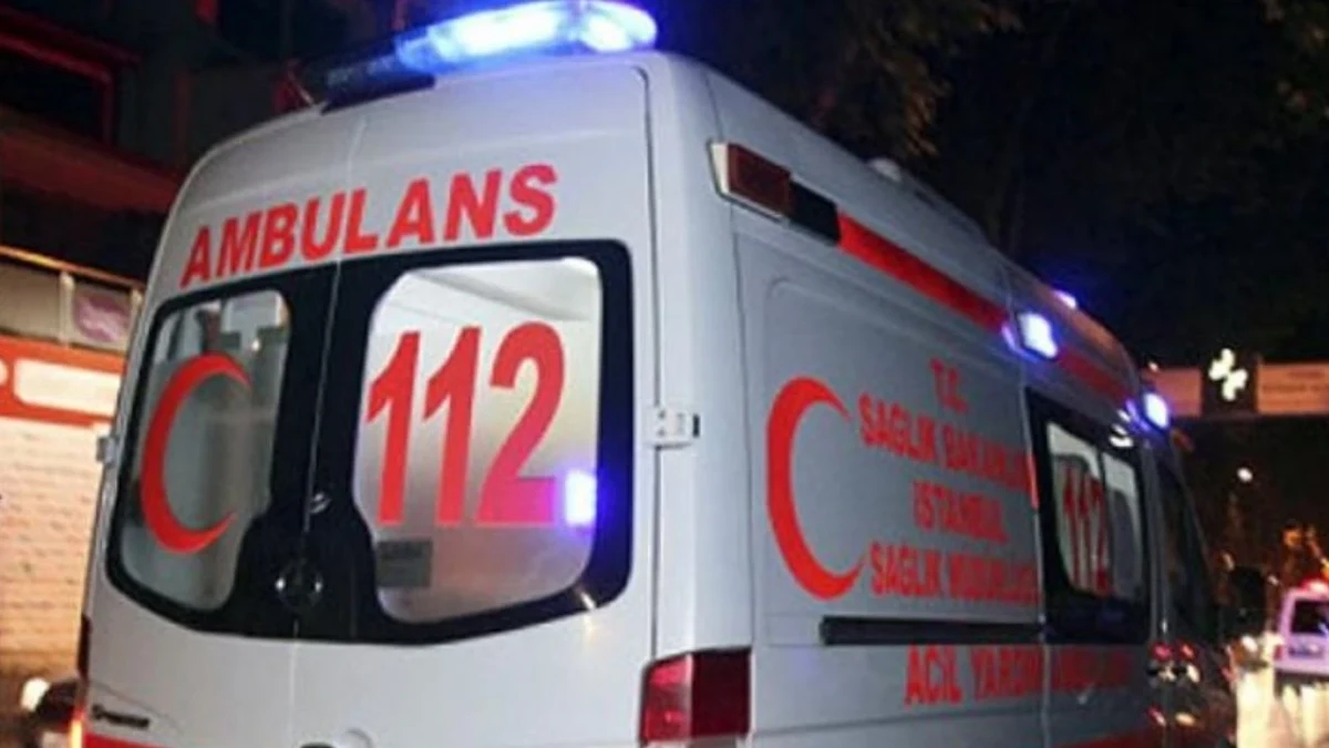 Acil durum ışıkları açık 112 ambulansı