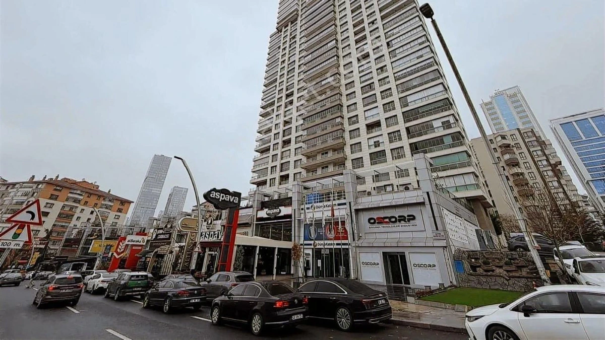 Çukurambar’da iş merkezi ve çevresindeki park etmiş araçlar