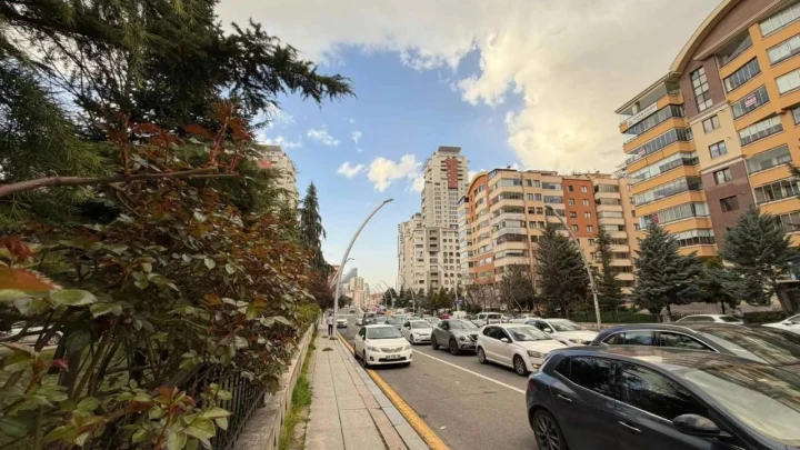 Çukurambar’da yüksek katlı binaların çevresinde park etmiş araçlar