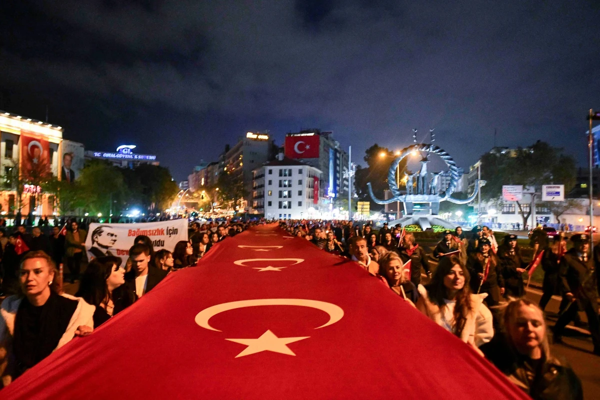 Fener alayında büyük Türk bayrağı taşıyan vatandaşlar