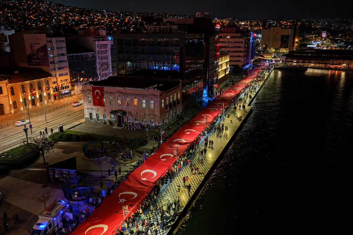 Cumhuriyet Bayramı için ışıklandırılmış Türk bayrağıyla kaplı yürüyüş alanı