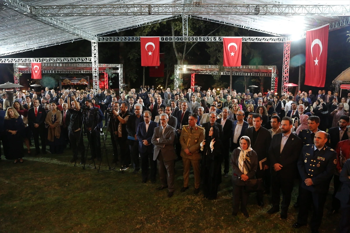 Türk bayrakları altında Cumhuriyet Bayramı törenini izleyen davetliler