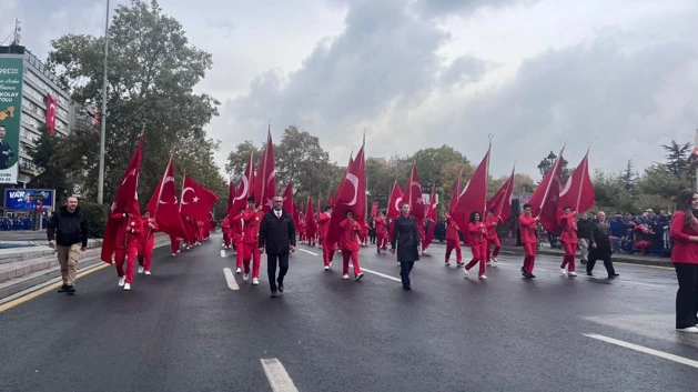Türk bayrakları taşıyan kortej cadde boyunca ilerliyor