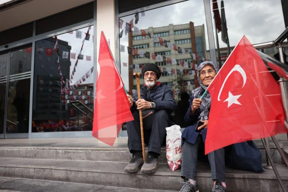 Türk bayrakları taşıyan iki vatandaş